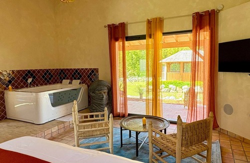 Eaunes Bed & Breakfast | Suite with Balneotherapy—Marrakech Theme