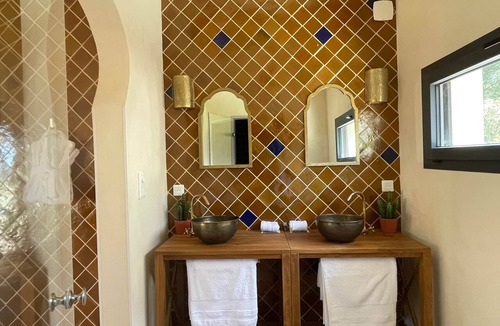 Eaunes Bed & Breakfast | Suite with Balneotherapy—Marrakech Theme