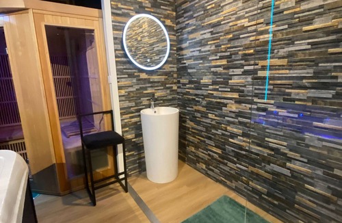 Steenvoorde House | Suite with jacuzzi and sauna