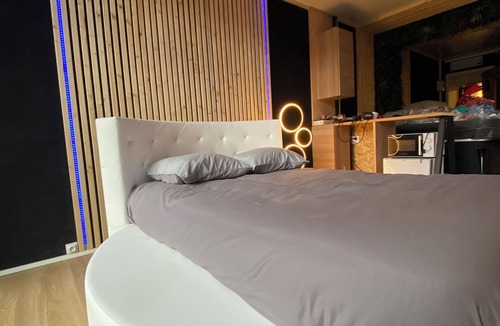 Steenvoorde House | Suite with jacuzzi and sauna