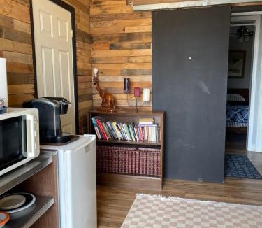 Silver Spring House | Suite with King Size Bed