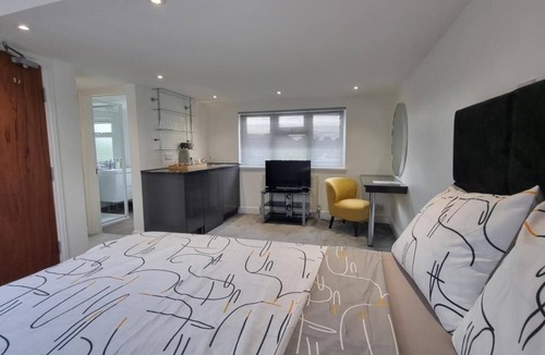 London Colney House | Suite with kitchenette 2
