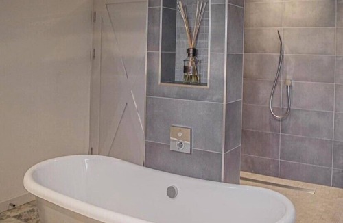 Clitheroe House | Suite with roll top bath