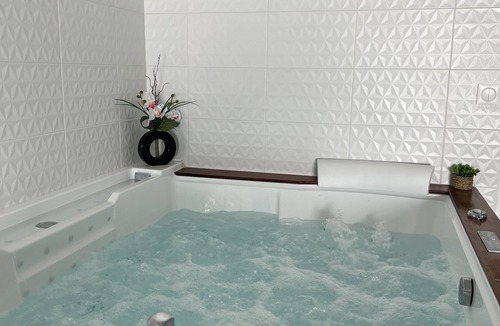 Aubagne Apartment | Suite with Spa O'Kalm