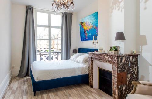 Charleville-Mezieres Apartment | Suites Mana - Bleu Pacifique - Vue sur Place Ducale avec Parking privé inclus