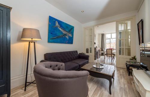 Charleville-Mezieres Apartment | Suites Mana - Bleu Pacifique - Vue sur Place Ducale avec Parking privé inclus