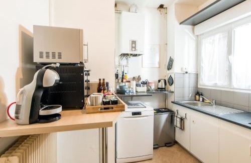 Charleville-Mezieres Apartment | Suites Mana - Bleu Pacifique - Vue sur Place Ducale avec Parking privé inclus