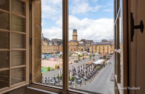 Charleville-Mezieres Apartment | Suites Mana - MATAHINA avec VUE SUPERBE sur la Place DUCALE et Parking privé inclus