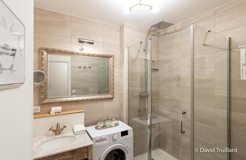 Charleville-Mezieres Apartment | Suites Mana - MATAHINA avec VUE SUPERBE sur la Place DUCALE et Parking privé inclus