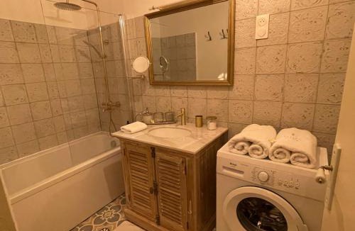 Charleville-Mezieres Apartment | Suites Mana - MAHANA avec VUE SUPERBE sur la Place DUCALE et Parking privé inclus