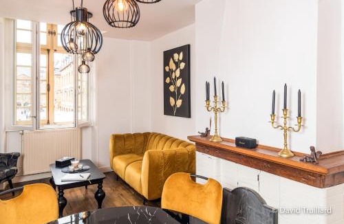 Charleville-Mezieres Apartment | Suites Mana - MAHANA avec VUE SUPERBE sur la Place DUCALE et Parking privé inclus