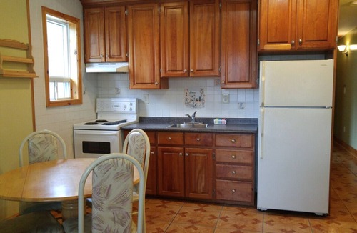 Wasaga Beach Cottage | Suites of Wasaga Beach Area 2 - mins walk Beach 1