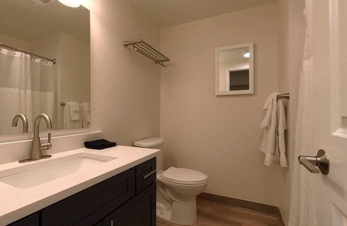 Oread Apartment | Suites On Mass - C3