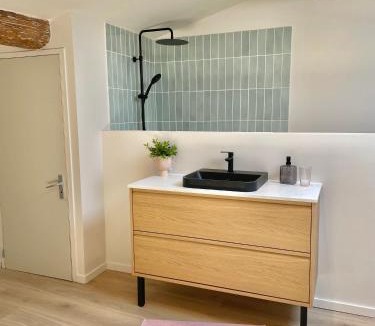 Ventenac-Cabardes Bed & Breakfast | Suites zen dans maison d'hôtes avec piscine intérieure et jardin