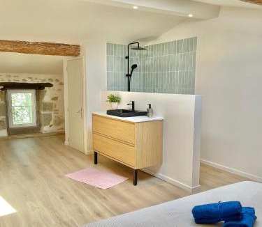 Ventenac-Cabardes Bed & Breakfast | Suites zen dans maison d'hôtes avec piscine intérieure et jardin