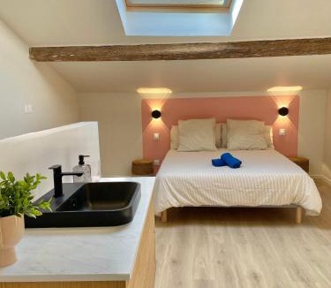 Ventenac-Cabardes Bed & Breakfast | Suites zen dans maison d'hôtes avec piscine intérieure et jardin