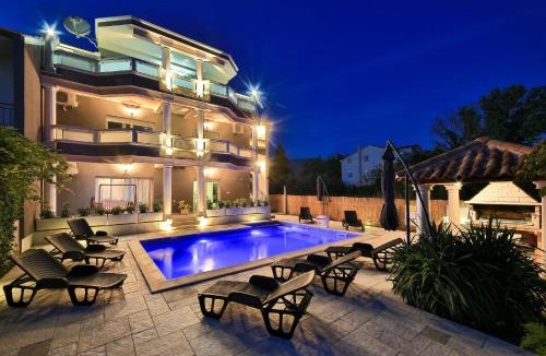 Kastel Stafilic Apartment | SUMAN APARTMENT WITH SHARED SWIMMING POOL, 120m FROM THE BEACH