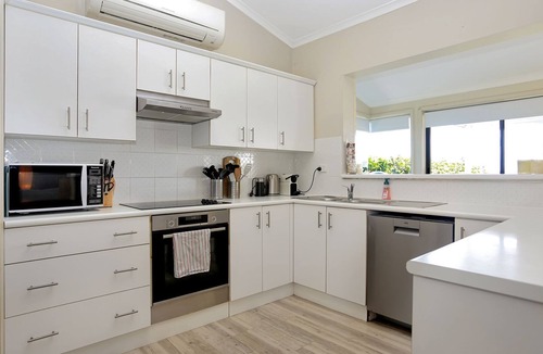 Hawks Nest House | Summer Bay Sunsets - Pet Friendly