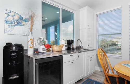 Fort Myers Beach House | Summer Beach Vacation~perfect location with private pool & Tiki Bar 🏖️