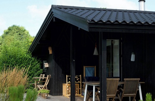 Hundested House | Summer bliss with vibrant garden in Nødebohuse