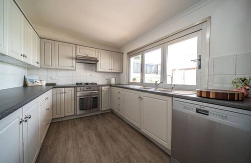 Glenelg East House | ★Summer Breeze on Cliff St★ ✔Pool✔Wifi✔Beachside