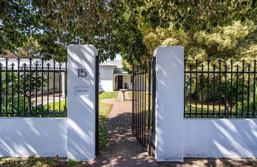 Glenelg East House | ★Summer Breeze on Cliff St★ ✔Pool✔Wifi✔Beachside