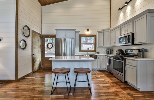 Ellijay Cabin | Summer cabin | Sleeps 8 + Hot Tub!