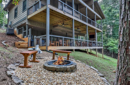 Ellijay Cabin | Summer cabin | Sleeps 8 + Hot Tub!