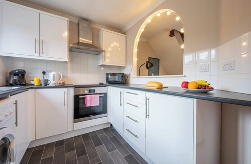 Bradley Stoke House | Summer Close by Tŷ SA