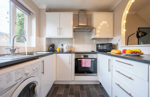 Bradley Stoke House | Summer Close by Tŷ SA