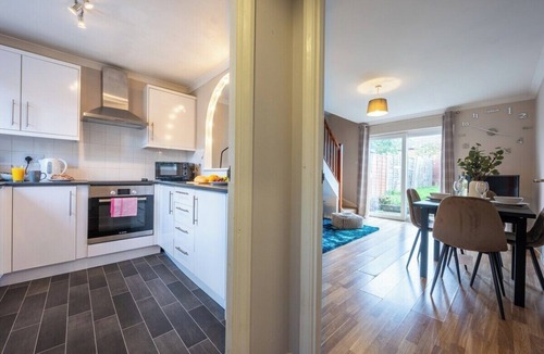 Bradley Stoke House | Summer Close by Tŷ SA