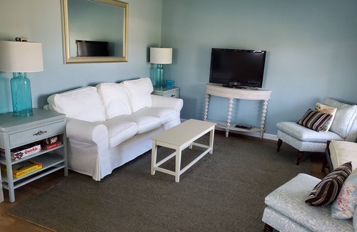 Groton Cottage | Summer Cottage with Water Access