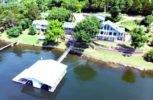 Roach House | SUMMER DATES STILL AVAILABLE! CALM WATERS, BEAUTIFUL VIEWS -LARGE GROUPS!