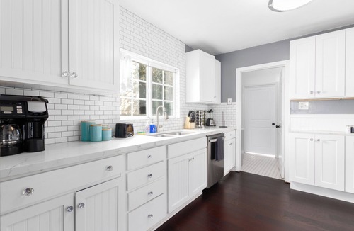 Golden Hill House | Summer discounts! King Bed, Sleeps 10, Pets ok mini-golf, arcade CLOSE 2 ALL