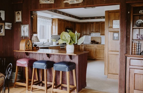 Londonderry House | Summer Escape Iconic Hilltop Chalet- Magic Mountain- Mountain Views