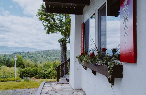 Londonderry House | Summer Escape Iconic Hilltop Chalet- Magic Mountain- Mountain Views