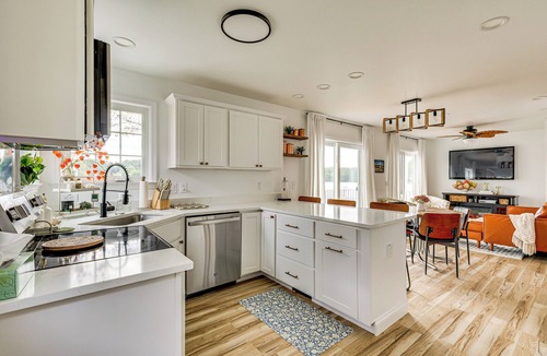 Thompson House | Summer Gem on the Lake: Swim & Kayak in Thompson!