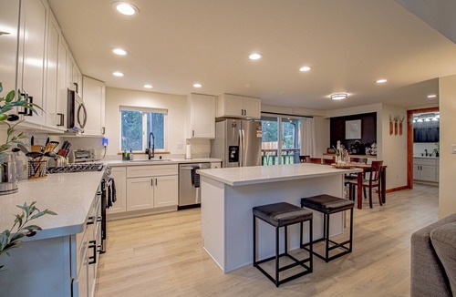 Ashford House | Summer Getaway at Mt Rainier - Sleeps 8 - Hot Tub