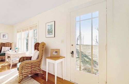 Douglas House | Summer Haven: Lake Michigan Views, Fire Pit, BBQ, Classic Cottage
