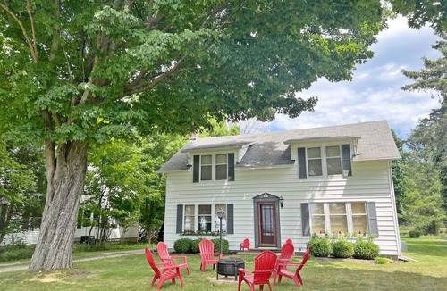 Douglas House | Summer Haven: Lake Michigan Views, Fire Pit, BBQ, Classic Cottage