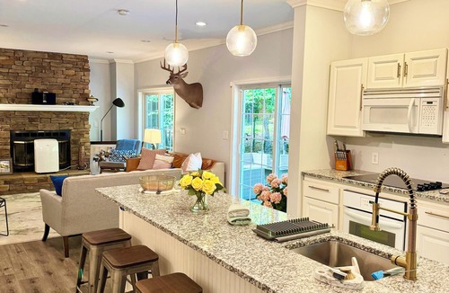 Prattsville House | Summer HillTop 6BR Villa, 4BA | Hot Tub & Movie Room, Windham 10min