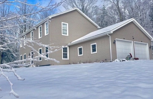 Prattsville House | Summer HillTop 6BR Villa, 4BA | Hot Tub & Movie Room, Windham 10min