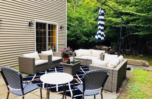 Prattsville House | Summer HillTop 6BR Villa, 4BA | Hot Tub & Movie Room, Windham 10min