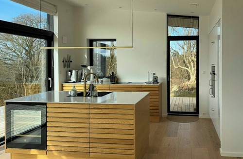 Faarevejle House | Summer house on hillside plot by Sejerø Bay