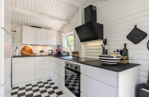 Frølunde Fed House | Summer house with direct path to the sea
