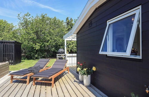 Frølunde Fed House | Summer house with direct path to the sea