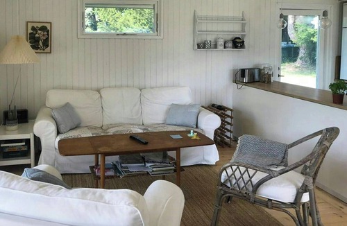 Ordrup House | Summer house with outdoor shower near Fårevejle
