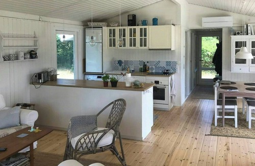 Ordrup House | Summer house with outdoor shower near Fårevejle