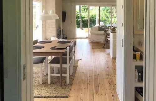 Ordrup House | Summer house with outdoor shower near Fårevejle