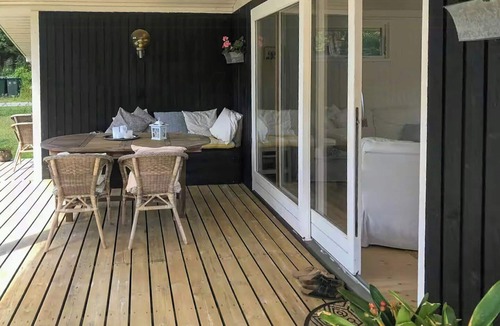 Ordrup House | Summer house with outdoor shower near Fårevejle